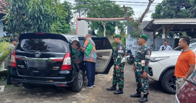 
					DITANGKAP: Lima pelaku saat diamankan oleh Tim Kodim 0819/Pasuruan terkait dugaan penipuan yang mengatasnamakan sosialisasi program Makan Bergizi Gratis (MBG). (foto: Moh. Rois)