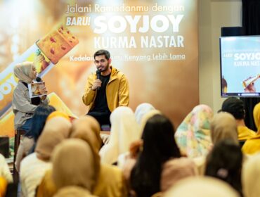 VARIAN BARU: Amritsa Raje, Healthy Lifestyle Influencer bersama Seala Septiani, Ahli Gizi, dalam peluncuran SOYJOY Kurma Nastar do Jakarta. (foto: istimewa).