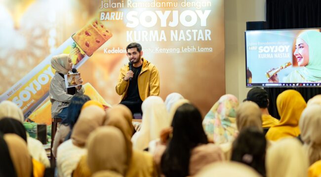 VARIAN BARU: Amritsa Raje, Healthy Lifestyle Influencer bersama Seala Septiani, Ahli Gizi, dalam peluncuran SOYJOY Kurma Nastar do Jakarta. (foto: istimewa).