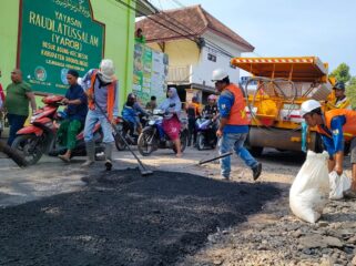 PERBAIKAN: Proses Perbaikan Jalan di ruas jalan Besuk, Kabupaten Probolinggo beberapa waktu lalu. (foto: dok).
