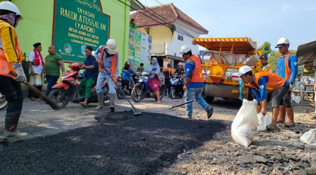 PERBAIKAN: Proses Perbaikan Jalan di ruas jalan Besuk, Kabupaten Probolinggo beberapa waktu lalu. (foto: dok).
