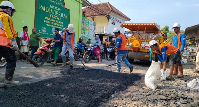 
					PERBAIKAN: Proses Perbaikan Jalan di ruas jalan Besuk, Kabupaten Probolinggo beberapa waktu lalu. (foto: dok).
