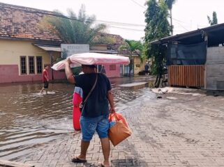 Warga Kecamatan Rejoso mulai kembali ke rumah masing-masing setelah banjir berangsur surut. 
