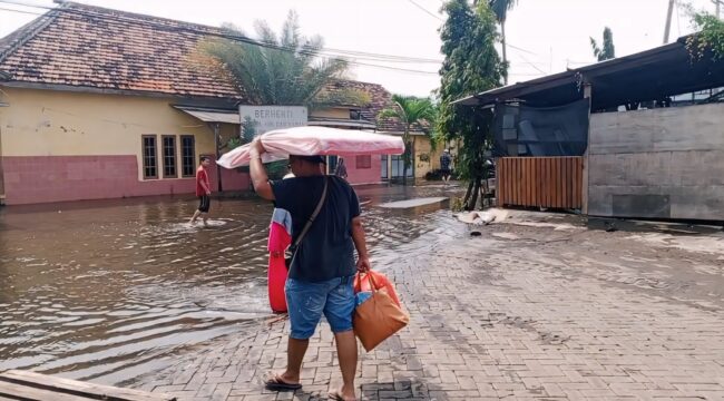 Warga Kecamatan Rejoso mulai kembali ke rumah masing-masing setelah banjir berangsur surut. 
