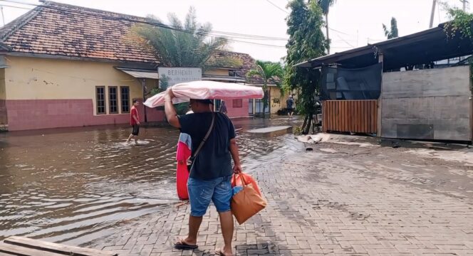 
					Warga Kecamatan Rejoso mulai kembali ke rumah masing-masing setelah banjir berangsur surut. 
