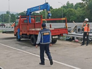 Proses evakuasi bus Brimob yang kecelakaan di Tol Pandaan-Malang. 
