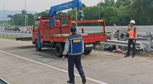 Proses evakuasi bus Brimob yang kecelakaan di Tol Pandaan-Malang. 
