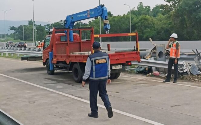 
					Proses evakuasi bus Brimob yang kecelakaan di Tol Pandaan-Malang. 
