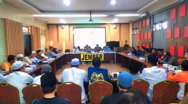 WADUL: Suasana audiensi terkait maraknya peredaran minuman keras (miras) dan narkoba Polres Jember. (foto: M. Abd. Rozak Mubarak).