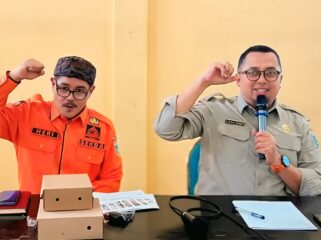 Kalaksa BPBD Probolinggo, Oemar Sjarif bersama Pj. Sekda Kabupaten Probolinggo, Heri Sulistyanto (baju oranye). (foto: dok).
