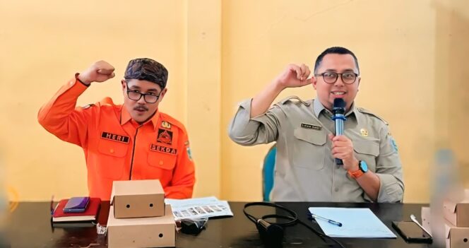 
					Kalaksa BPBD Probolinggo, Oemar Sjarif bersama Pj. Sekda Kabupaten Probolinggo, Heri Sulistyanto (baju oranye). (foto: dok).
