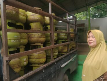 NORMAL: Agen LPG 3 Kg di Kota Kraksaan, Kabupaten Probolinggo, Hosnia sedang mengecek ketersediaan LPG 3 kilogram di gudangnya. (foto: Ali Ya'lu).