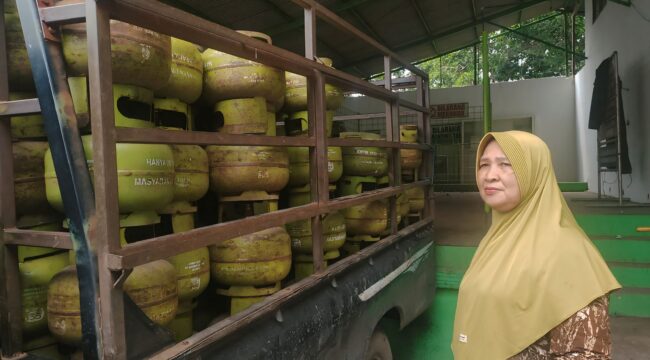 NORMAL: Agen LPG 3 Kg di Kota Kraksaan, Kabupaten Probolinggo, Hosnia sedang mengecek ketersediaan LPG 3 kilogram di gudangnya. (foto: Ali Ya'lu).