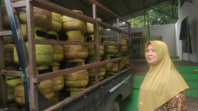 
					NORMAL: Agen LPG 3 Kg di Kota Kraksaan, Kabupaten Probolinggo, Hosnia sedang mengecek ketersediaan LPG 3 kilogram di gudangnya. (foto: Ali Ya'lu).