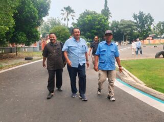 KANDIDAT: Bakal calon ketua umum KONI Kota Probolinggo, Sugeng Nufindarko, saat mendatangi kantor kesekretaritan KONI Kota Probolinggo. (foto: Hafiz Rozani)
