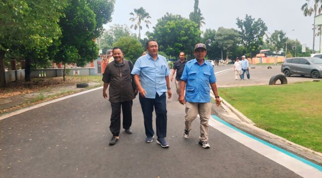 KANDIDAT: Bakal calon ketua umum KONI Kota Probolinggo, Sugeng Nufindarko, saat mendatangi kantor kesekretaritan KONI Kota Probolinggo. (foto: Hafiz Rozani)
