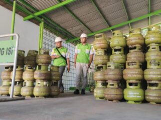 BELUM TERDAMPAK: Stok LPG 3 kilogram di gudang hosnia, agen LPG di Kecaamatan Kraksaan, Kabupaten Probolinggo. (foto: Ali Ya'lu)
