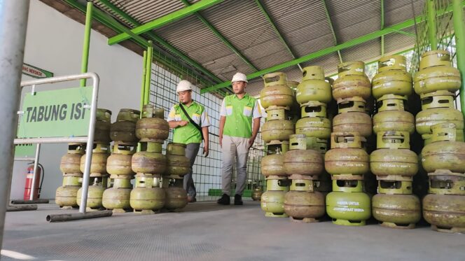 
					BELUM TERDAMPAK: Stok LPG 3 kilogram di gudang hosnia, agen LPG di Kecaamatan Kraksaan, Kabupaten Probolinggo. (foto: Ali Ya'lu)
