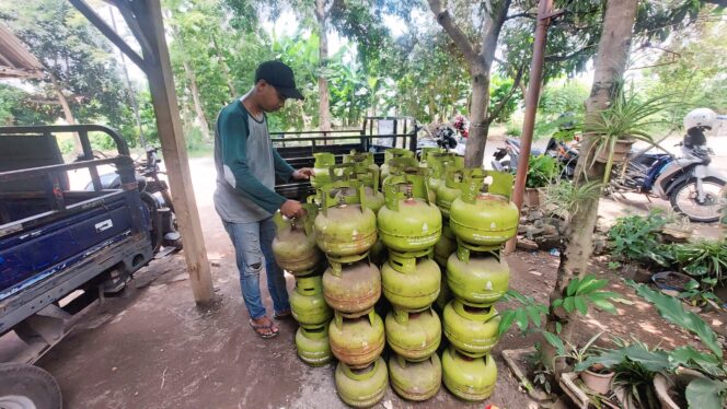 
					BERKURANG : Pemilik pangkalan di Kota Probolinggo, Muhammad Qosim, sedang merapikan tabung LPG 3 Kg. (foto: Hafiz Rozani).
