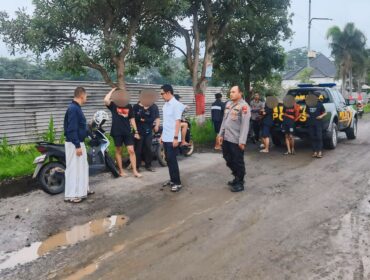 SELIDIKI: Petugas Polsek Paiton, Kabupaten Probolinggo saat melakukan olah TKP di lokasi pembegalan. (foto: Ali Ya'lu).
