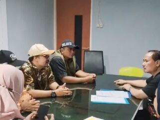 AMBIL FORMULIR: Suasana pengambilan formulir calon Ketua KONI di sekretariat KONI Kota Probolinggo. (foto: Hafiz Rozani).