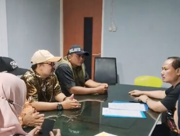 AMBIL FORMULIR: Suasana pengambilan formulir calon Ketua KONI di sekretariat KONI Kota Probolinggo. (foto: Hafiz Rozani).