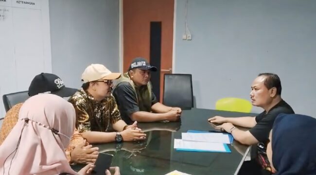 AMBIL FORMULIR: Suasana pengambilan formulir calon Ketua KONI di sekretariat KONI Kota Probolinggo. (foto: Hafiz Rozani).