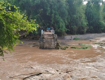 PUTUS: Kondisi jembatan di Desa Seboro, Kecamatan Krejengan, Kabupaten Probolinggo, yang putus pasca diterjang banjir. (foto: Ali Ya'lu)