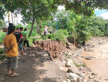 AMBROL: Akses jalan Dusun Sumber Watu dan Dusun Krajan di Desa Kaliacar, Kec. Gading, Kab. Probolinggo, yang ambrol diterjang banjir. (foto: Ali Ya'lu).
