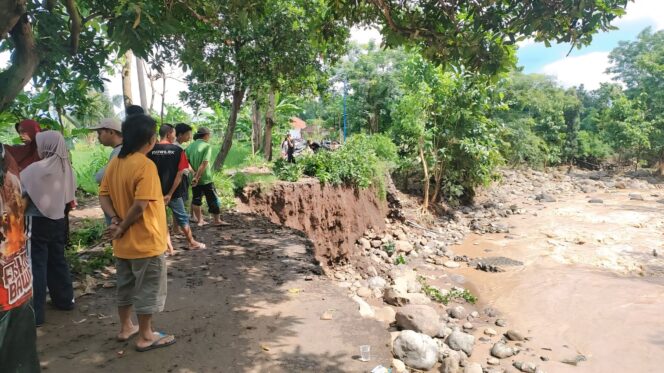 
					AMBROL: Akses jalan Dusun Sumber Watu dan Dusun Krajan di Desa Kaliacar, Kec. Gading, Kab. Probolinggo, yang ambrol diterjang banjir. (foto: Ali Ya'lu).
