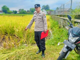 MENINGGAL: anggota kepolisian menunjukkan lokasi korban meninggal dunia. (foto: Ali Ya’lu)