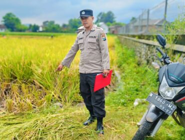 MENINGGAL: anggota kepolisian menunjukkan lokasi korban meninggal dunia. (foto: Ali Ya’lu)