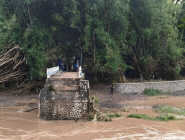 PUTUS: Lokasi jembatan putus di Desa Seboro, Kecamatan Krejengan, Kabupaten Probolinggo. (foto: Ali Ya'lu).