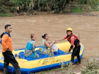 BERPERAHU: Warga Dusun Gilih, Desa Seboro, Kec. Krejengan, Kabupaten Probolinggo, mulai menggunakan perahu untuk penuhi kebutuhan dapur. (foto: Ali Ya’lu).