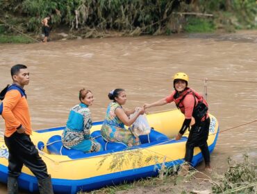 BERPERAHU: Warga Dusun Gilih, Desa Seboro, Kec. Krejengan, Kabupaten Probolinggo, mulai menggunakan perahu untuk penuhi kebutuhan dapur. (foto: Ali Ya’lu).