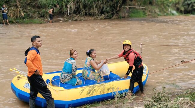 BERPERAHU: Warga Dusun Gilih, Desa Seboro, Kec. Krejengan, Kabupaten Probolinggo, mulai menggunakan perahu untuk penuhi kebutuhan dapur. (foto: Ali Ya’lu).