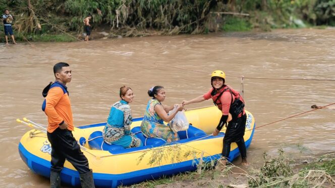 
					BERPERAHU: Warga Dusun Gilih, Desa Seboro, Kec. Krejengan, Kabupaten Probolinggo, mulai menggunakan perahu untuk penuhi kebutuhan dapur. (foto: Ali Ya’lu).