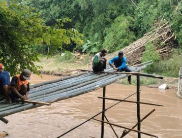 ALTERNATIF: Proses pembuatan jembatan darurat menuju dusun Gilih, Desa Seboro, Kecamatan Krejengan, Kab. Probolinggo. (foto: Ali Ya’lu).