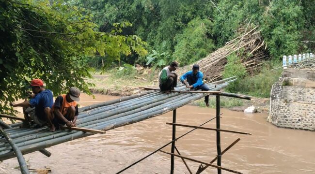 ALTERNATIF: Proses pembuatan jembatan darurat menuju dusun Gilih, Desa Seboro, Kecamatan Krejengan, Kab. Probolinggo. (foto: Ali Ya’lu).