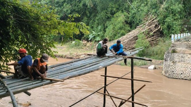 
					ALTERNATIF: Proses pembuatan jembatan darurat menuju dusun Gilih, Desa Seboro, Kecamatan Krejengan, Kab. Probolinggo. (foto: Ali Ya’lu).