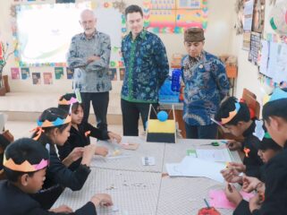 TINJAU: Tim Kedutaan Australia dan Kemendikdasmen saat meninjau kelas multigrade di SDN Ngadisari, Sukapura, Probolinggo. (foto: Istimewa) 