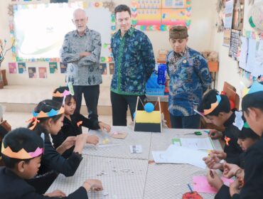 TINJAU: Tim Kedutaan Australia dan Kemendikdasmen saat meninjau kelas multigrade di SDN Ngadisari, Sukapura, Probolinggo. (foto: Istimewa) 