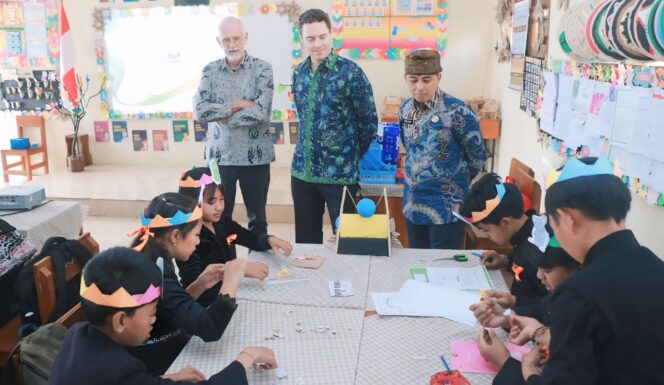 
					TINJAU: Tim Kedutaan Australia dan Kemendikdasmen saat meninjau kelas multigrade di SDN Ngadisari, Sukapura, Probolinggo. (foto: Istimewa) 