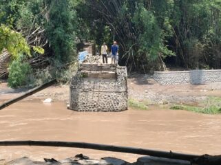 KEMBALI ROBOH: Lokasi jembatan darurat yang kembali ambruk diterjang banjir di Desa Semboro, Kec. Krejengan, Kab. Probolinggo. (foto: Ali Ya'lu).