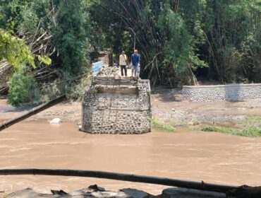 KEMBALI ROBOH: Lokasi jembatan darurat yang kembali ambruk diterjang banjir di Desa Semboro, Kec. Krejengan, Kab. Probolinggo. (foto: Ali Ya'lu).