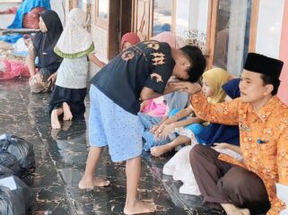 TERDAMPAK: Sejumlah siswa yang terdampak banjir di Desa Seboro, Kecamatan Krejengan, Kab. Probolinggo, sedang bertemu dengan gurunya. (foto: Ali Ya'lu).