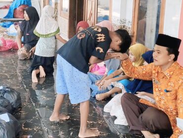 TERDAMPAK: Sejumlah siswa yang terdampak banjir di Desa Seboro, Kecamatan Krejengan, Kab. Probolinggo, sedang bertemu dengan gurunya. (foto: Ali Ya'lu).