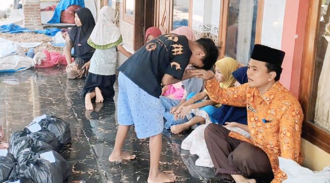 TERDAMPAK: Sejumlah siswa yang terdampak banjir di Desa Seboro, Kecamatan Krejengan, Kab. Probolinggo, sedang bertemu dengan gurunya. (foto: Ali Ya'lu).