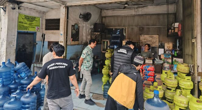 
					CEK: Anggota Polres Probolinggo saat melakukan pengecekan di agen LPG 3 Kg. (foto: istimewa)
