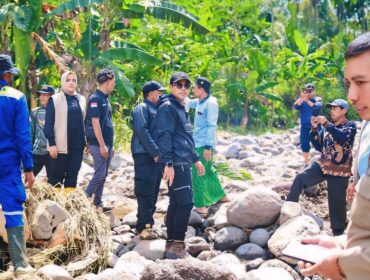 TINJAU: Bupati Probolinggo Terpilih, Gus Haris saat meninjau lokasi rumah roboh di Desa Plaosan, Kecamatan Krucil, Sabtu (8/2/25) siang. (foto: Aryo for P7.com)
